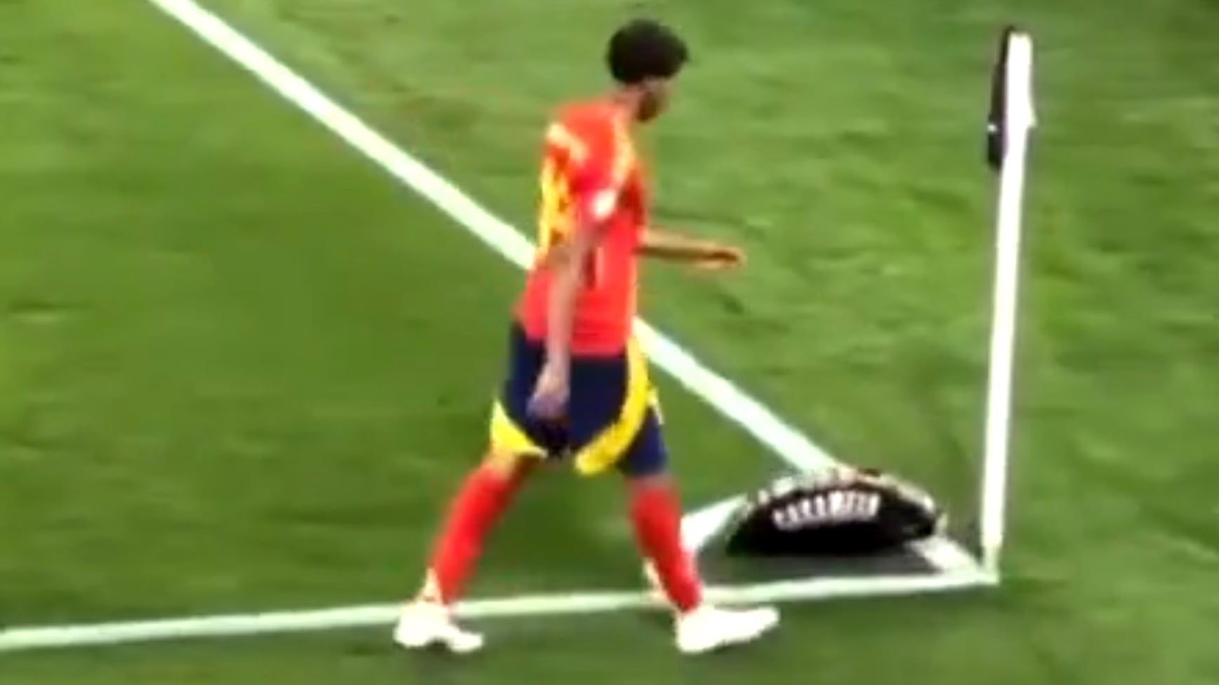 Caramelo causa polémica por lanzarle su sombrero a Lamine Yamal en pleno España vs Francia