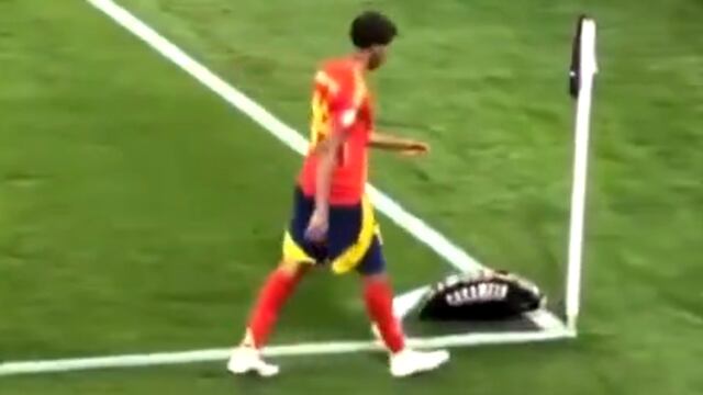 Caramelo lanzó su sombrero a Lamine Yamal en pleno partido