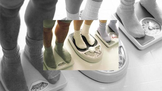 Un estudio realizado por la Universidad de Penn State reveló que al desvelarte, aumentas tu consumo de grasas, carbohidratos y azúcares, lo que te hace aumentar unos kilitos. 