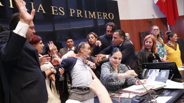 Gustavo Madero en su intento de impedir la toma de protesta de Rosario Piedra.