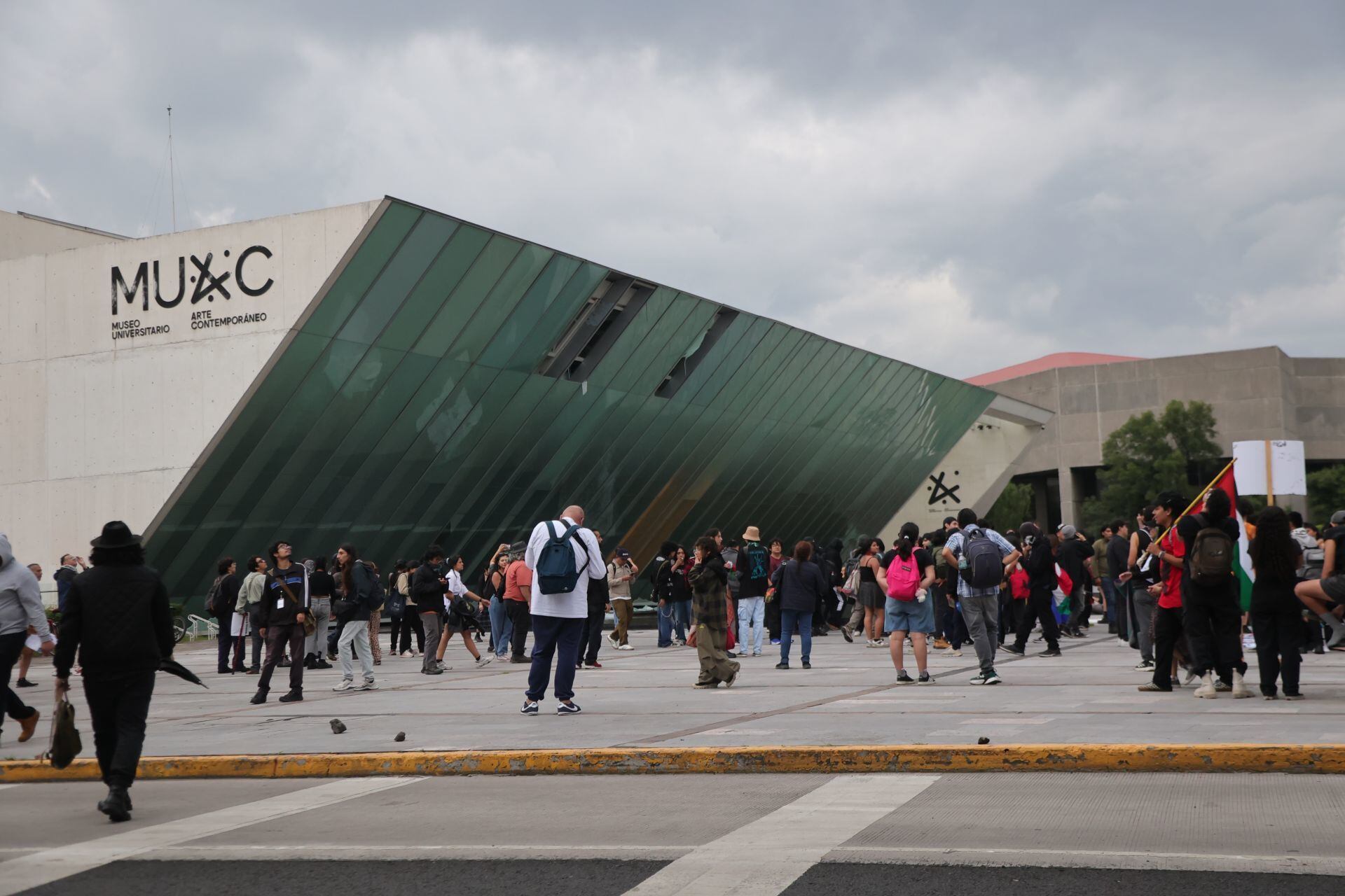 Encapuchados rompen cristales del MUAC en protesta contra la gentrificación en la CDMX.