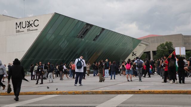 Encapuchados rompen cristales del MUAC en protesta contra la gentrificación en la CDMX.
