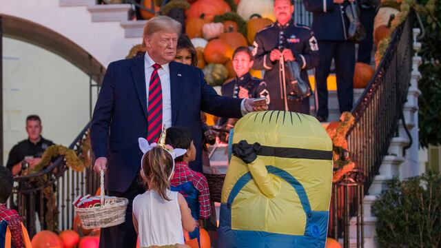 Trump Melania ponen dulce cabeza niño disfrazado casa blanca video