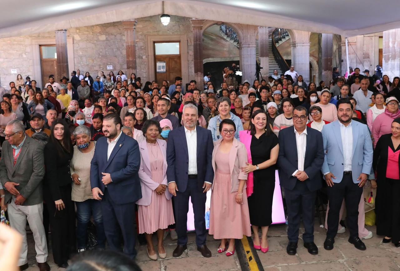Alfredo Ramírez Bedolla brinda apoyos a mujeres con cáncer de mama y cervicouterino.
