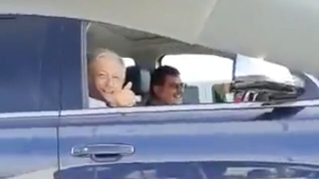 El presidente charló con la pareja desde su camioneta