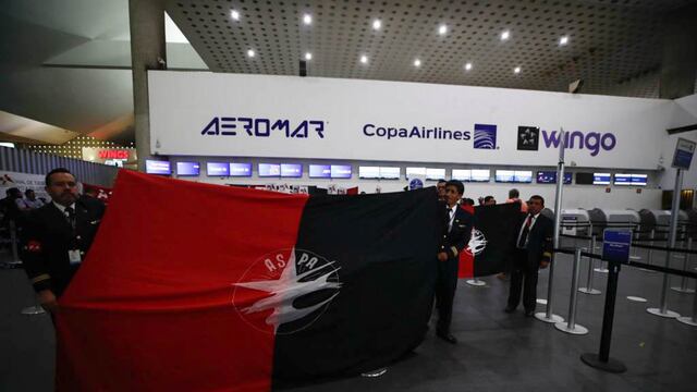 Empleados de Aeromar durante informe de huelga, tras suspender actividades de la aerolínea