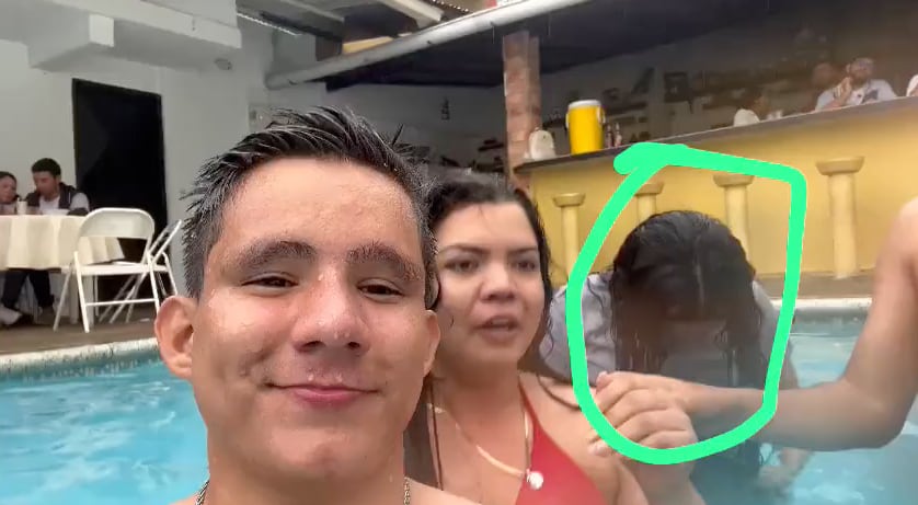 Mujer fantasma nada en alberca