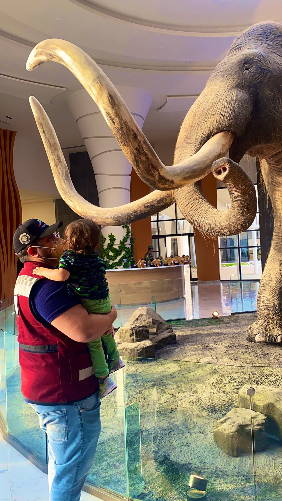 José Ramón López Beltrán y Carolyn Adams en el AIFA