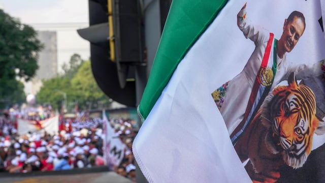 Cientos de simpatizantes del partido Morena, avanzaron del Ángel de la Independencia al Zócalo capitalino en la llamada Marcha del Tigre