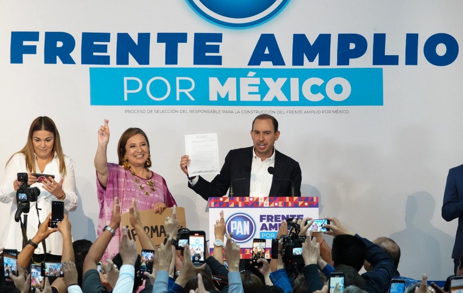La senadora Xóchitl Gálvez acudió al registro para la candidatura a la presidencia por el Frente Amplio por México