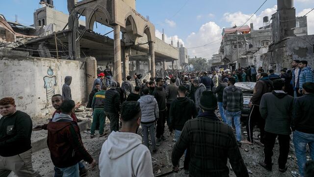 Palestinos buscan personas desaparecidas bajo los escombros de una mezquita destruida en la ciudad de Deir Al Balah, en el centro de la Franja de Gaza, este domingo 4 de febrero.