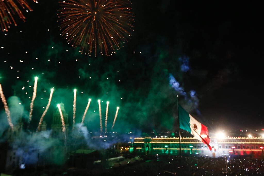 AMLO da Grito de Independencia; pide que muera el racismo, el clasismo y la corrupción