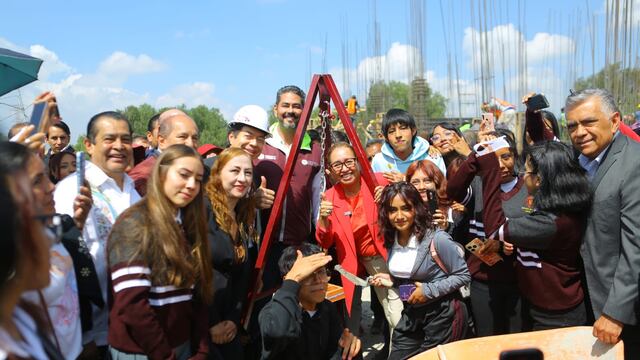 Azucena Cisneros y Mario Delgado colocan la primera piedra del CBTIS 295 en Ecatepec