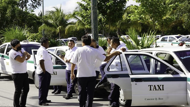 Mafia de taxistas de Cancún agrede a Esther Crawford, creadora de Twitter Blue