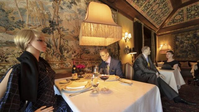 Restaurante con maniquíes