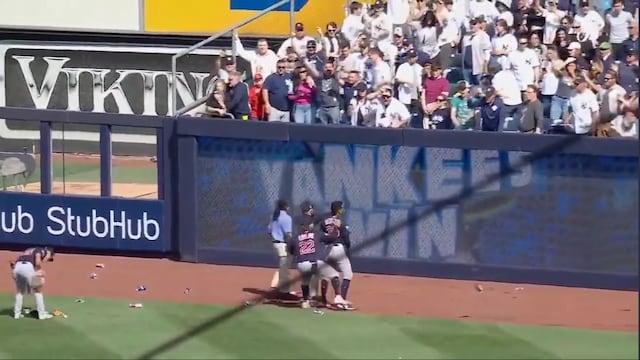 Los fans de los Yankees lanzaron objetos contra los jugadores de los Guardians.