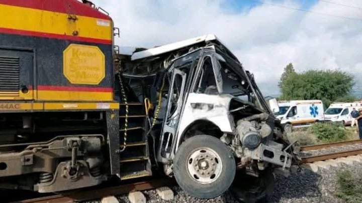 Tragedia en Guanajuato: tren embiste a camión de pasajeros y deja 5 fallecidos