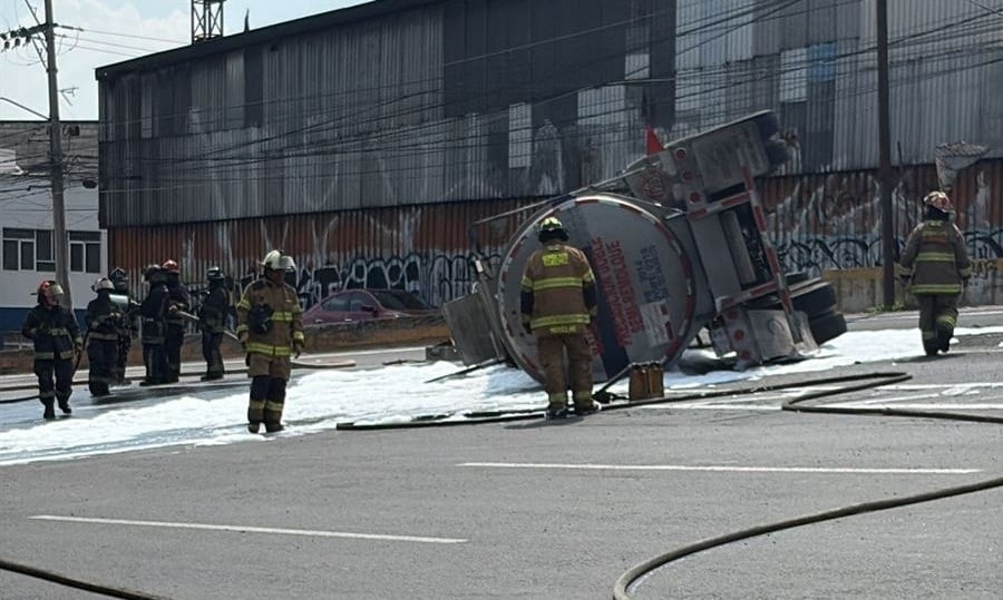 ¿Qué pasó en la autopista México-Pachuca? Pipa volcó a esta altura de Tlalnepantla, Estado de México