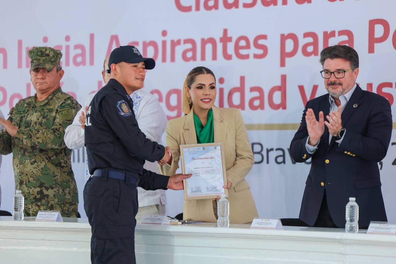 Evelyn Salgado entrega equipo táctico y encabeza graduación de 80 policías en Guerrero.