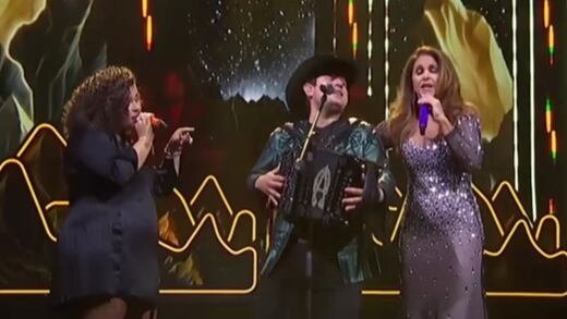 Alfredo Olivas canta en final de Juego de Voces con Lucero, Lucerito Mijares y Manuel Mijares