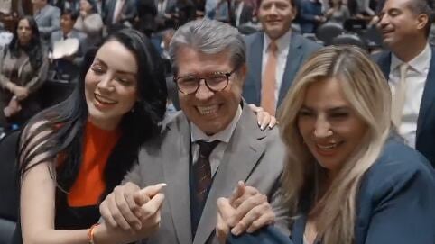 Ricardo Monreal aprovecha pleito de diputadas por Harfuch y se toma foto con ellas