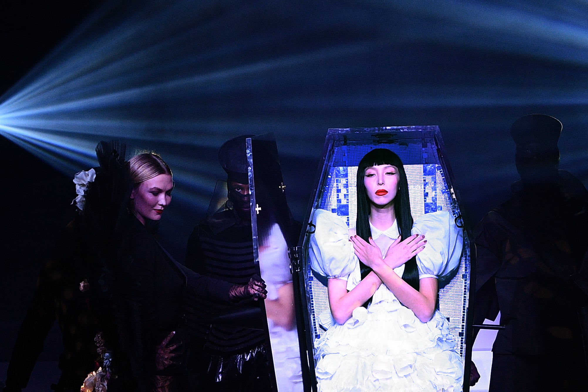 Issa Lish en desfile de Jean Paul Gaultier