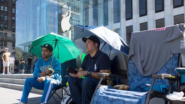 Personas esperando en la fila para comprar el iPhone 7 en la tienda de Apple de la Quinta Avenida, en Nueva York.