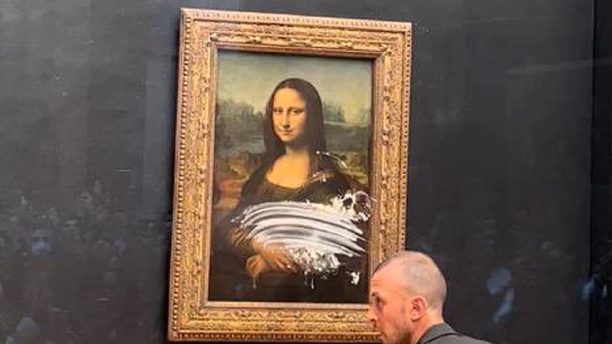Museo del Louvre demanda al hombre que dio “pastelazo” a La Mona Lisa