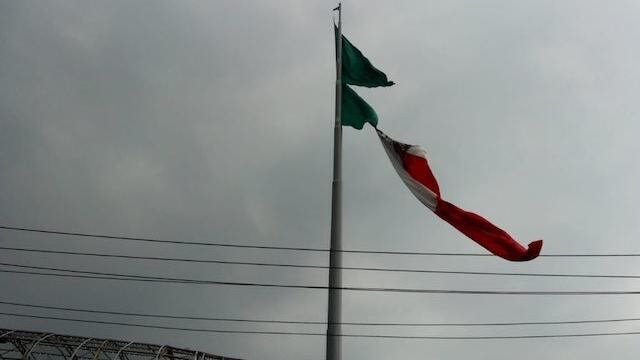 Una vez más, la bandera monumental de San Jerónimo se desgarró a consecuencia del del viento y la lluvia que cayó en la Ciudad de México