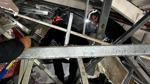 Se desploma techo de centro comercial en Perú