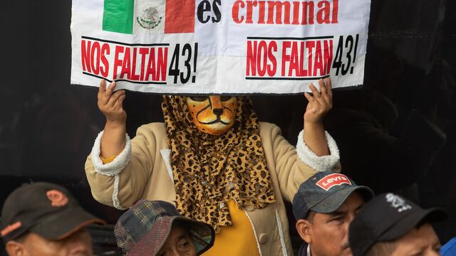 Pancarta de protesta durante marcha por los 43 normalistas desaparecidos de Ayotzinapa.