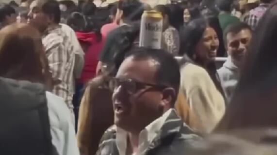 ¿Quién es Emanuel Hernández? Alcalde de Hidalgo captado bailando narcocorridos con un bote de cerveza en la cabeza