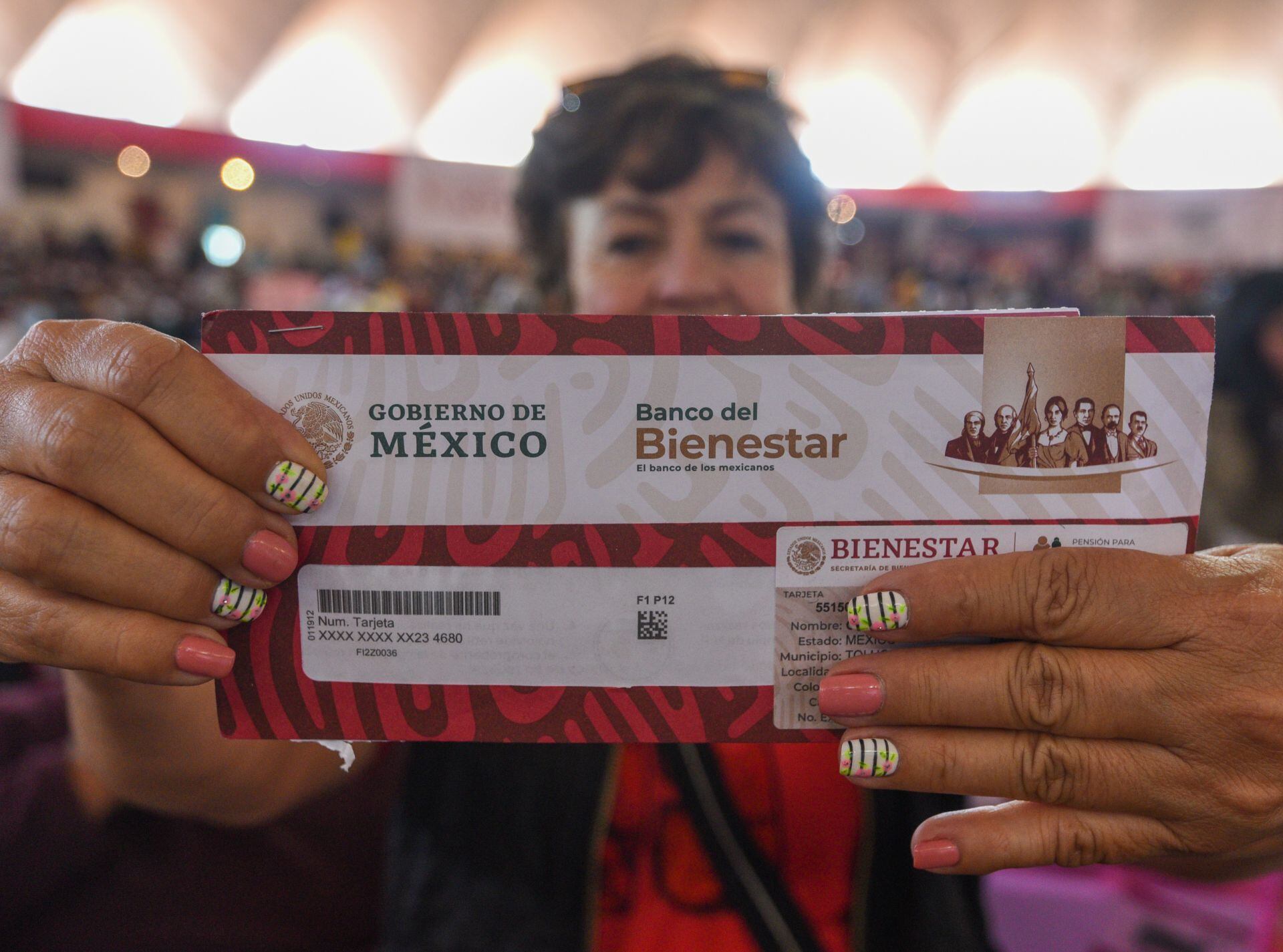 La Secretaría del Bienestar entregó tarjetas de la Pensión del Bienestar a personas adultas mayores en Toluca