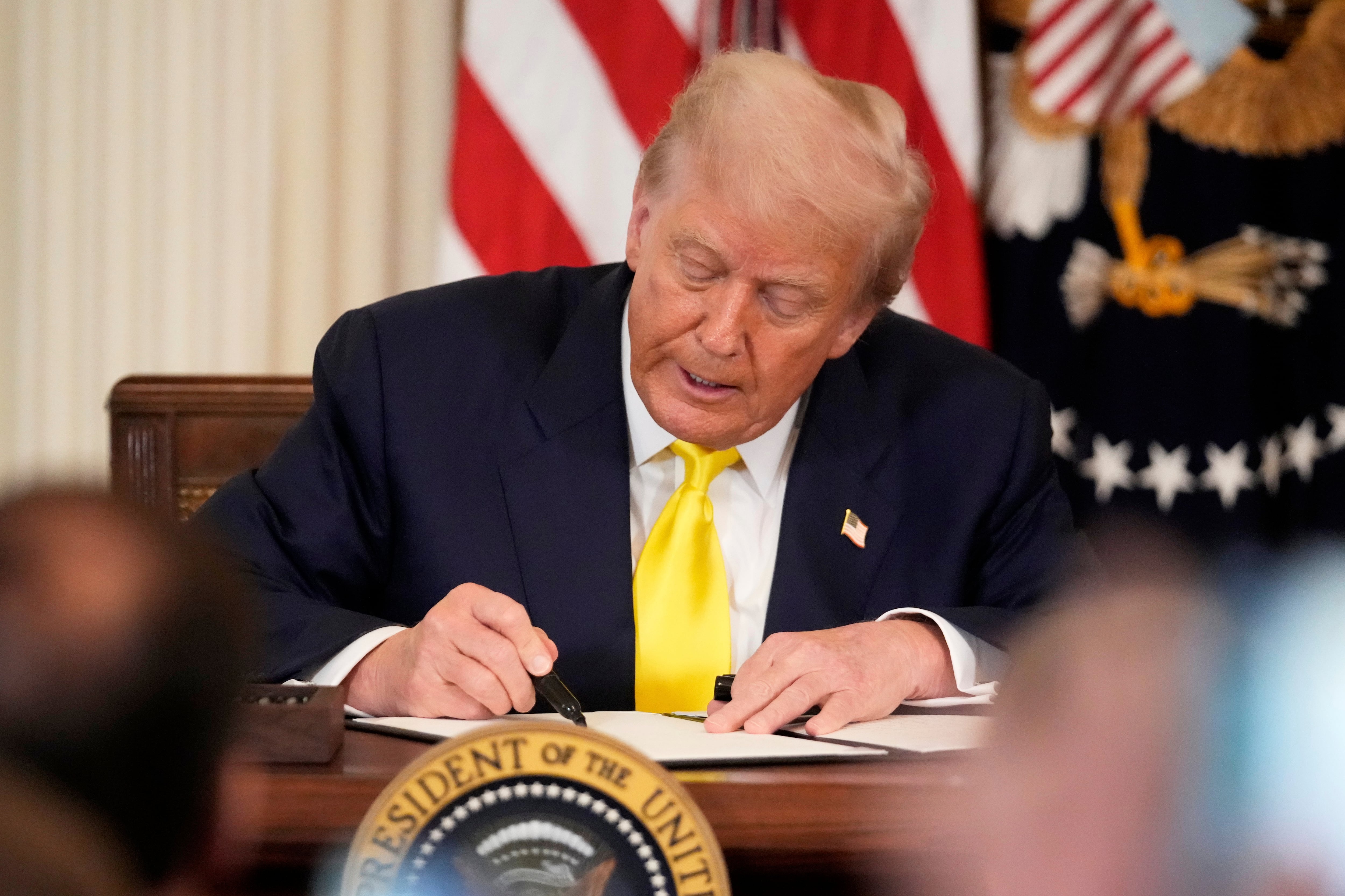 Donald Trump firma decreto para ataque militar a cárteles del narcotráfico de México