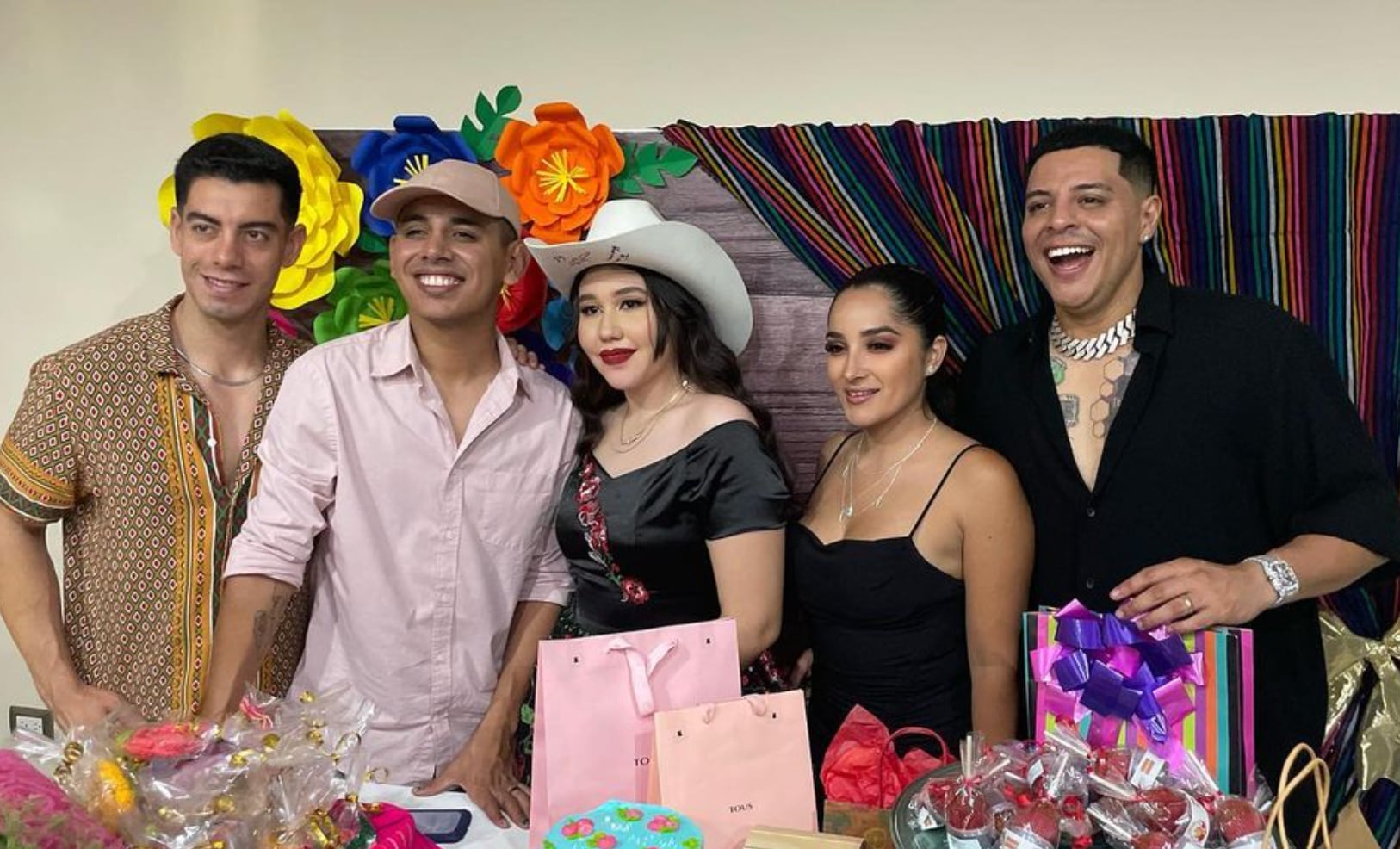 Eduin Caz con su hermana Karla