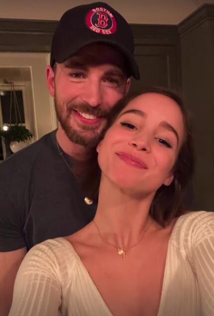 Chris Evans y Alba Baptista