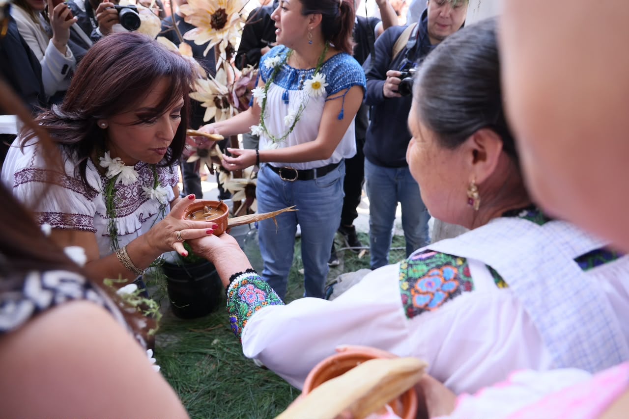 Lorena Cuéllar destaca inversión de 800 mdp para comunidades indígenas de Tlaxcala.