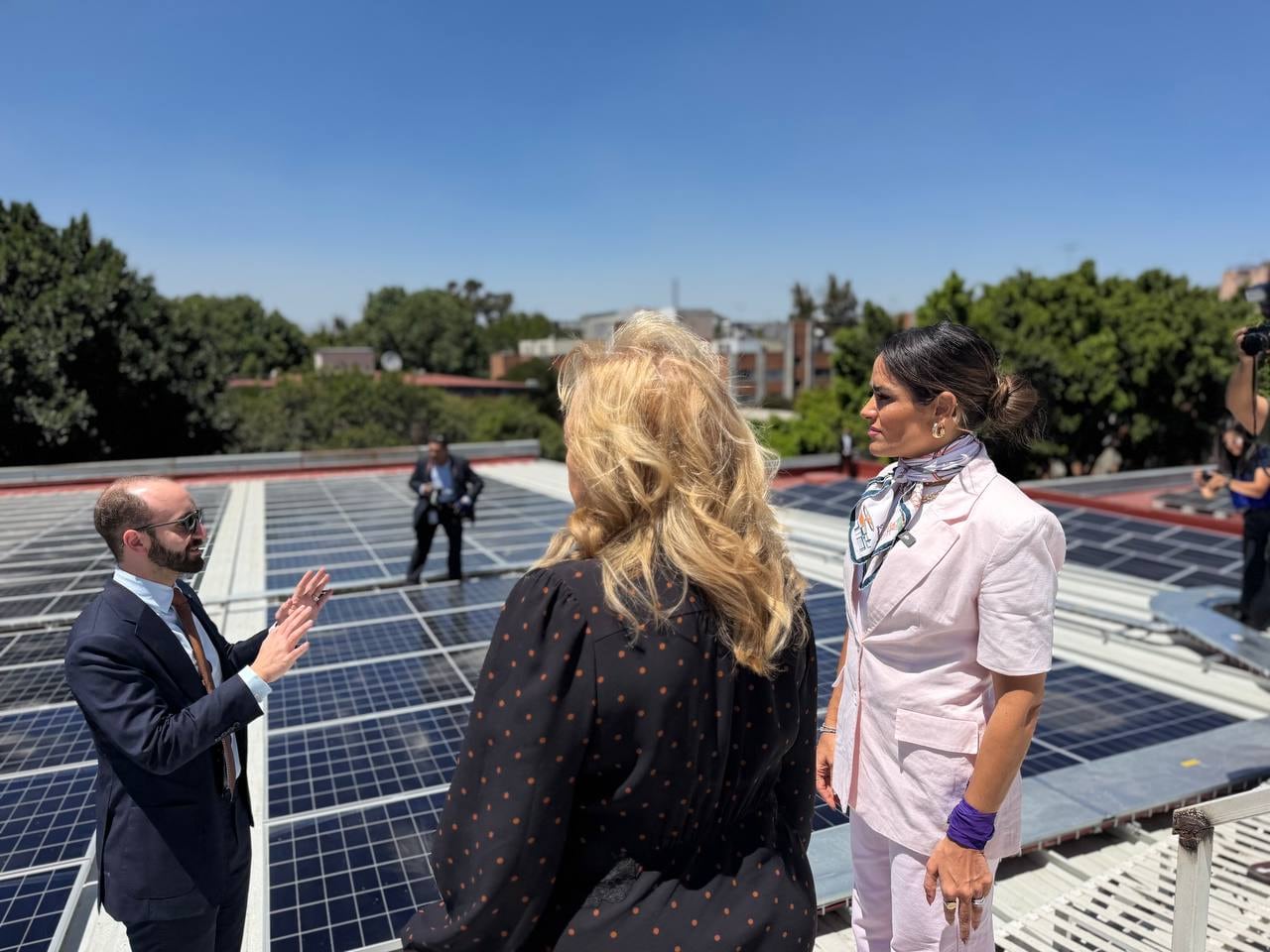 Alessandra Rojo de la Vega inaugura la instalación de uno de los mayores sistemas solares en la CDMX.
