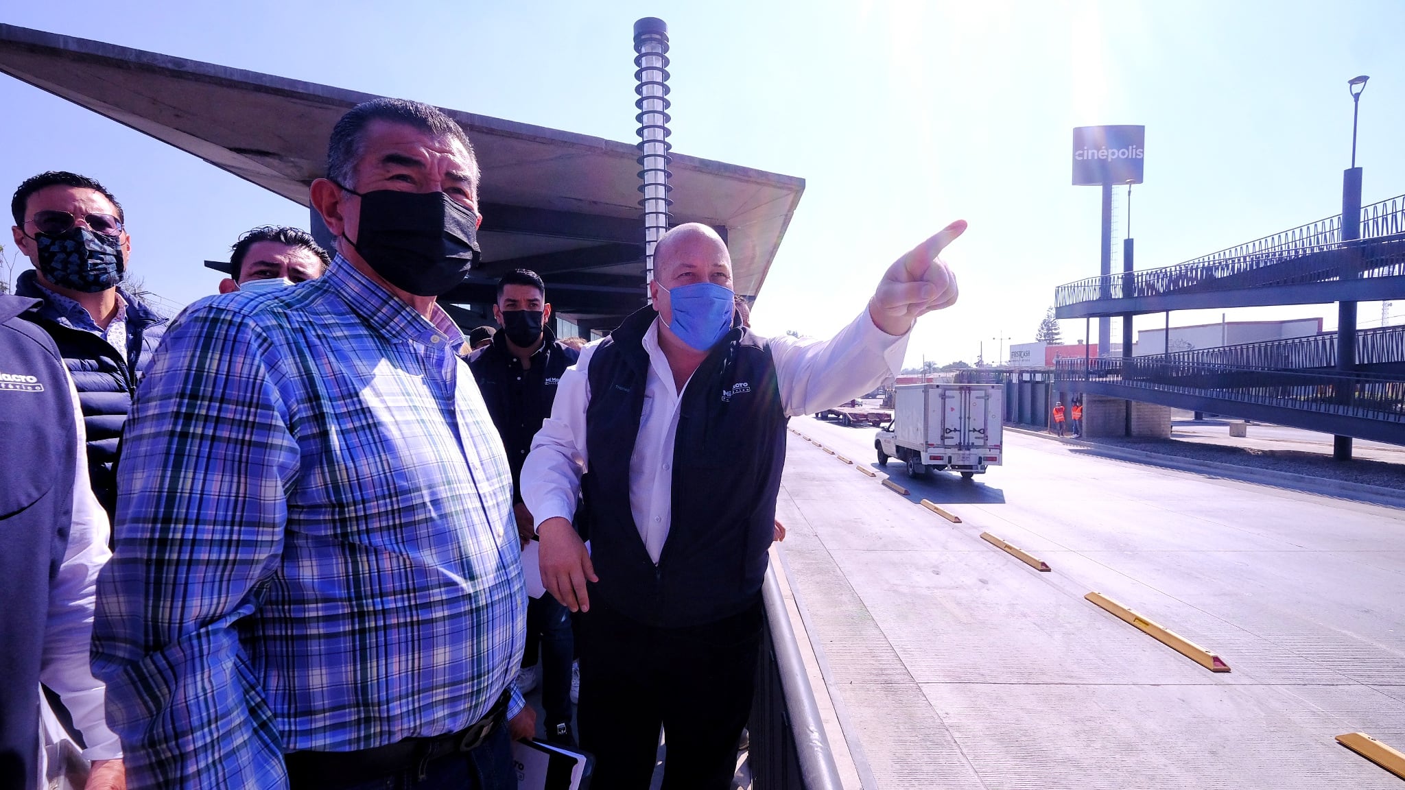 Enrique Alfaro y funcionarios durante el recorrido Mi Macro Periférico