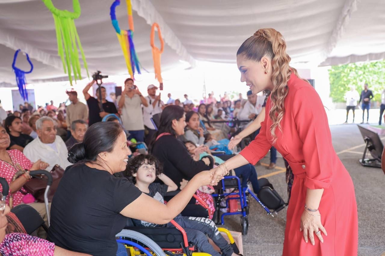 Evelyn Salgado entrega aparatos funcionales a 355 familias