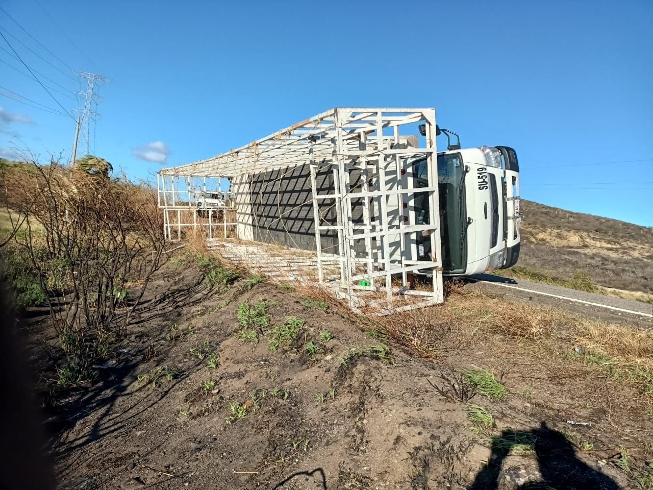 Tráiler volcado en La Ventosa
