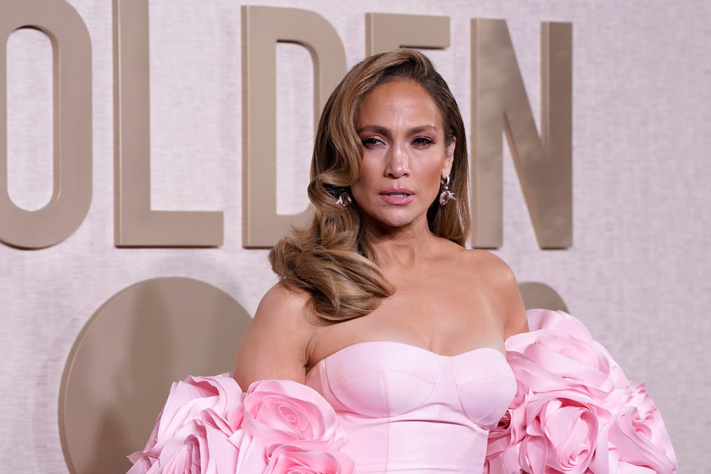 El look que Jennifer Lopez usó en los Globos de Oro 2024.