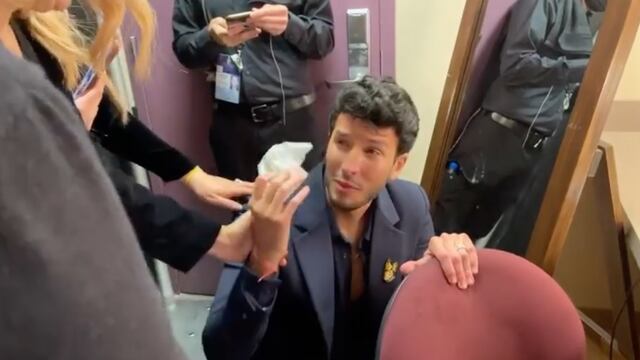 Sebastián Yatra llora en los Oscar 2022