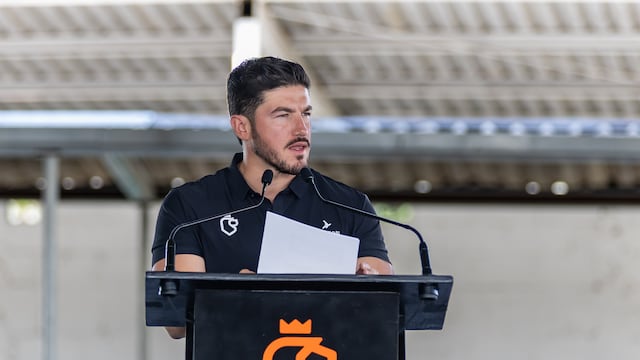 Samuel García y Mariana Rodríguez participaron en la rehabilitación de escuelas.