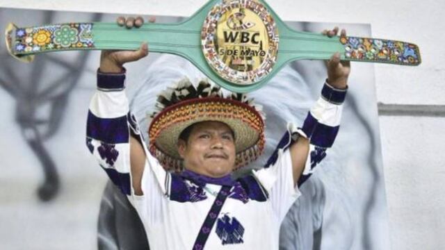 Luis de la Cruz, artista Huichol a cargo de la hechura de esta pieza.