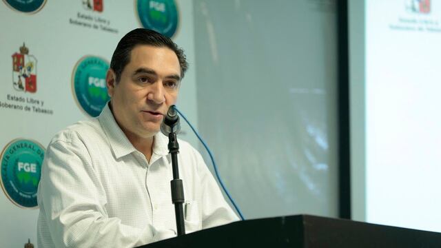 El Fiscal de Tabasco, Fernando Valenzuela, en conferencia de prensa.