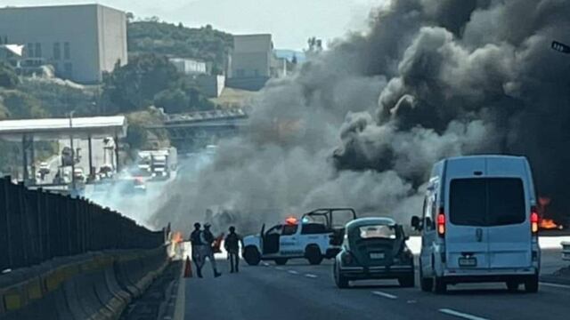 Explota pipa de Pemex en autopista Chamapa-Lechería