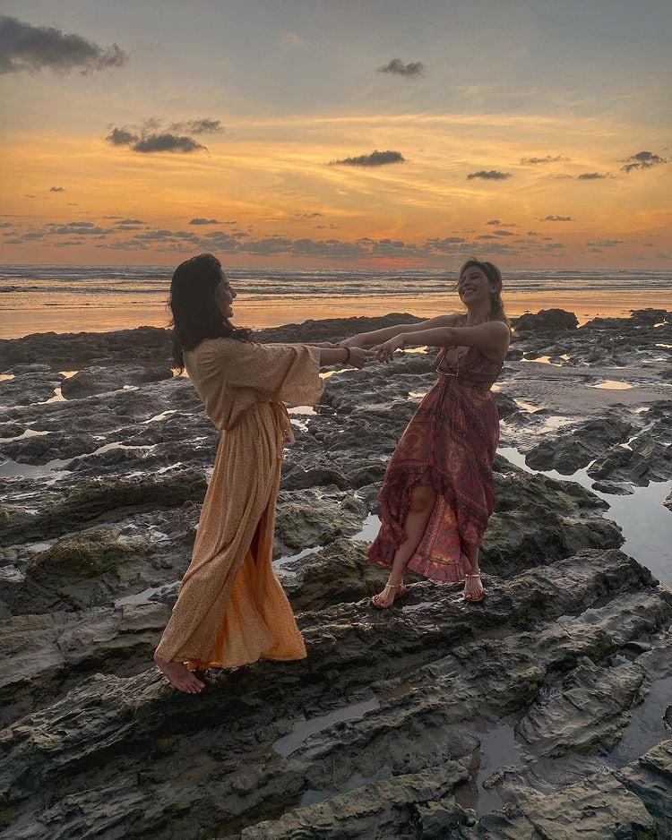 Aislinn Derbez junto a su hermana Mich