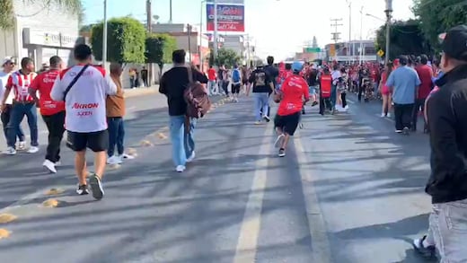Fans de Chivas e Irapuato protagonizan brutal enfrentamiento previo a partido amistoso