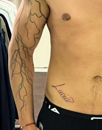 Se tatuó el nombre de su novia y la reacción de sus suegros sorprendió a TikTok